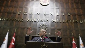 Ο Ρετζέπ Ταγίπ Ερντογάν στο τουρκικό κοινοβούλιο