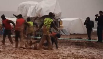 Αγώνας ποδοσφαίρου σε καταυλισμό προσφύγων στη Συρία