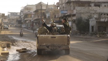 Σύροι αντάρτες κατευθύνονται προς τις δυνάμεις του Άσαντ στην Ιντλίμπ