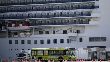 Λεωφορείο παραλαμβάνει επιβάτες από το Diamond Princess