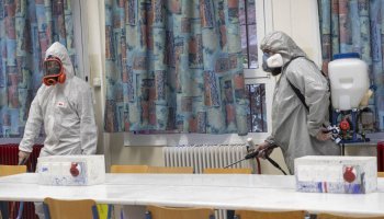 Απολύμσνση σε σχολείο για τον κοροναϊό