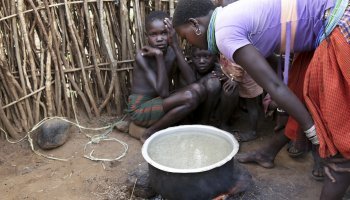 Άνθρωποι χωρίς φαγητό στην Αφρική