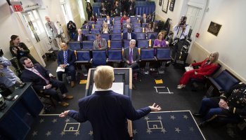 O Ντόναλντ Τραμπ κατά την ενημέρωση των δημοσιογράφων