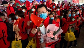 Αποχαιρετισμός στους γιατρούς που φεύγουν από τη Γουχάν