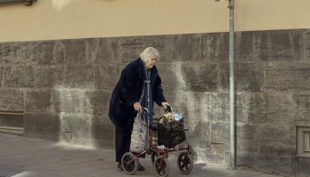 Ηλικιωμένη γυναίκα στη Σουηδία