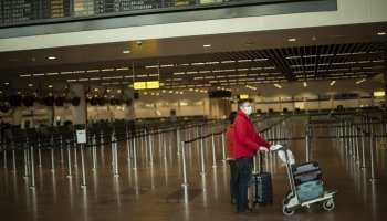 Με μάσκες στα αεροδρόμια