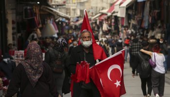 Επιτάχυνση των πολιτικών εξελίξεων αναμένεται να φέρει η κατάρρευση της τουρκικής λίρας