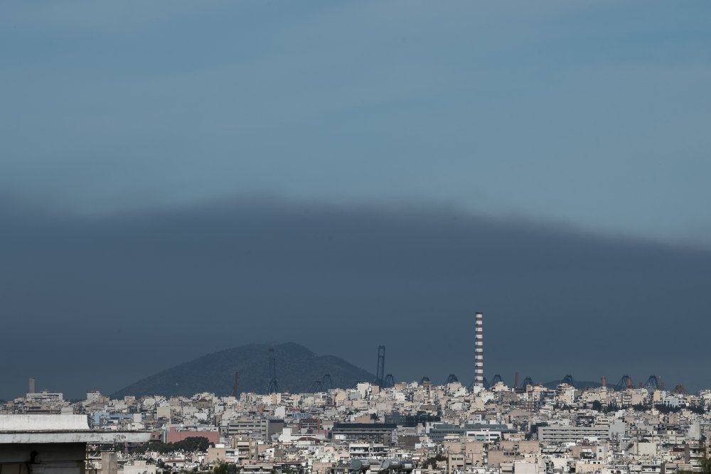 Καπνός στον ουρανό της Αττικής